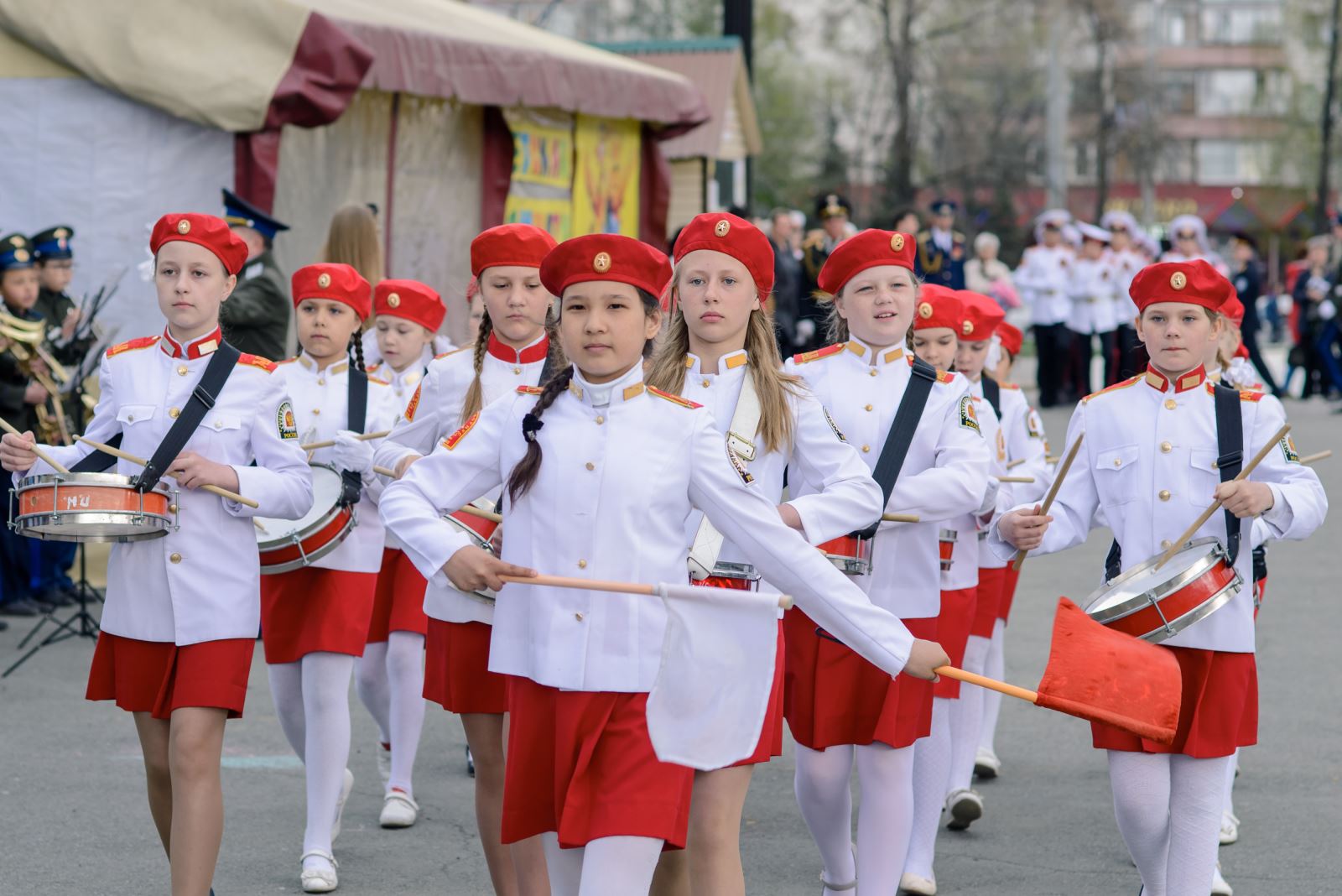 Строй марш в школе. Школьники на параде 9 мая. Форма для парада на 9 мая в школе. Форма на парад 9 мая. Дети маршируют в форме.